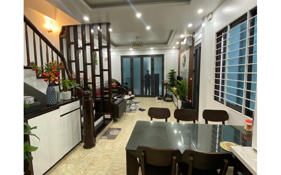 Cô họ nhà em có bán căn nhà phố Tây Sơn, DT 40m2 x 5 tầng, nhà 2 mặt ngõ, 20m ra phố, nội thất xịn sò, ngõ thông kinh doanh ác liệt, nhà đẹp ở ngay