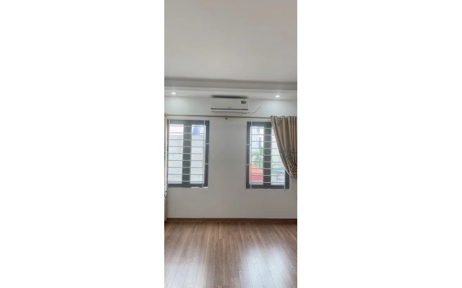 Nguyễn Văn Linh nhà mới  30.3 m2,5 tầng, mặt tiền 4.34m, 3.9 tỷ Long Biên