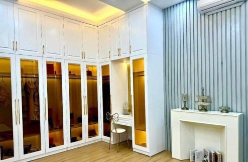 Bán Nhà Mặt Phố Tràng Tiền, Hoàn Kiếm, Vị Trí Kim Cương 252m2, 4 Tầng, MT 5.1m, 155 tỷ.