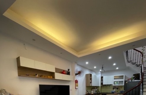 Bán nhà chính chủ tự thiết kế Dt 40m2, 5 Tầng . Giá chào 4.5 tỷ . Ngõ thông .Oto gửi cách nhà 5m