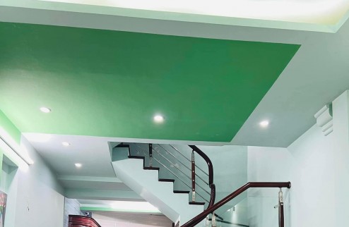 Nhanh tay, bán nhà Cuối đường Láng, DT 40m2 x 4 tầng, Lô góc thoáng sáng, Ngõ 3 gác tránh xe máy, kinh doanh nhộn nhịp, nội thất đầy đủ, xách vali về