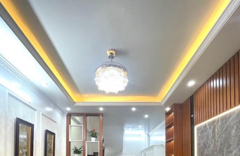 HỘ KHẨU ĐỐNG ĐA ! CỰC GẦN PHỐ, GẦN HỒ HOÀNG CẦU
Nhà 5 tầng 31m2 , Ô TÔ ĐỖ CỔNG, Gi.á nhỉnh 5 tỷ.