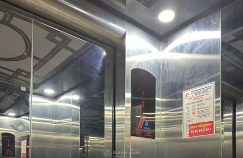 Bán building phố Nguyên Hồng phân lô ô tô tránh có vỉa hè, thang máy DT 84m2 8 tầng mặt tiền khủng