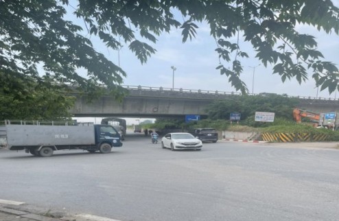 Bán đất kinh doanh nằm dưới chân cầu Thanh Trì, Hà Nội
