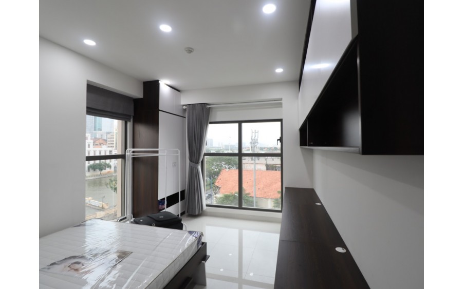 Cho thuê rẻ căn hộ 2 phòng ngủ 68m2 Saigon Royal trung tâm Sài Gòn