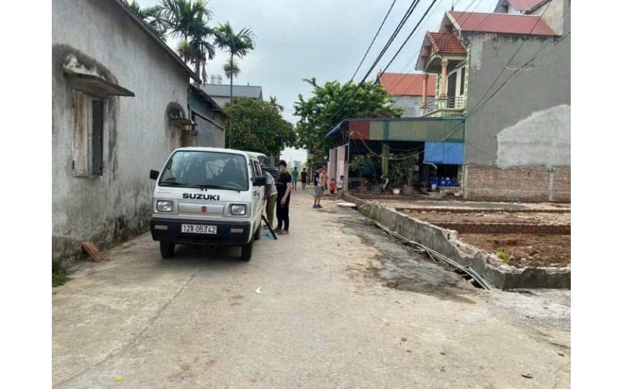 85,6 m tại yên khê đại yên lô góc 2 mặt tiền giá bán nhanh chỉ hơn 1 tỉ 
bán kính vài trăm mét đầy đủ tiện ích không thiếu thứ gì 
đường ô tô thoải