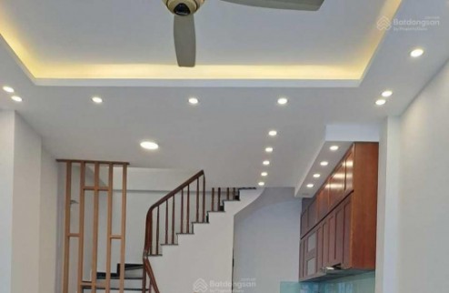 Chính chủ nhờ bán nhà Cổ Linh, Long Biên. DT 34m², Tặng Full Nội Thất, chỉ cần xách vali về ở. Cách oto 20m