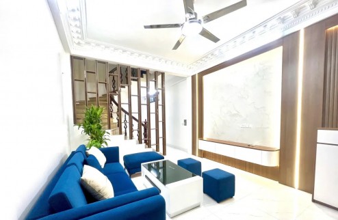 Thịnh Quang, Đống Đa 37m2, 5 tầng, mặt tiền 3.8m giá 7 tỷ nhà mới đẹp ngõ 3 gác.