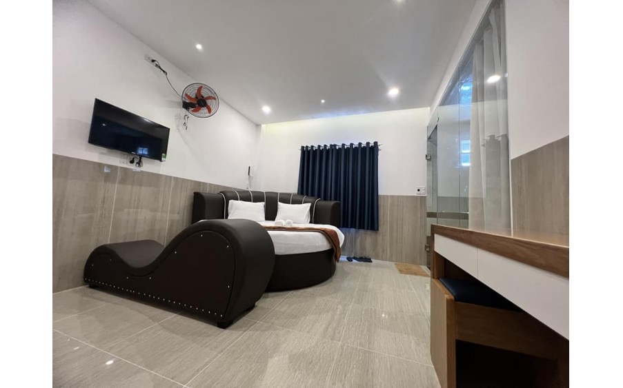 Bán hotel diện tích 928 m2 28 x 35 thiết kế 8 tầng 112 phòng chất lượng cao Nguyễn Văn Quá