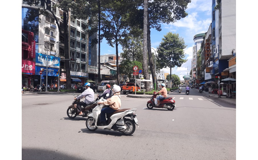Hiếm 3 tầng  Châu Văn Liêm, Sát MT 20m, DT 3.6x13.5m. chỉ 8,x tỷ hơn