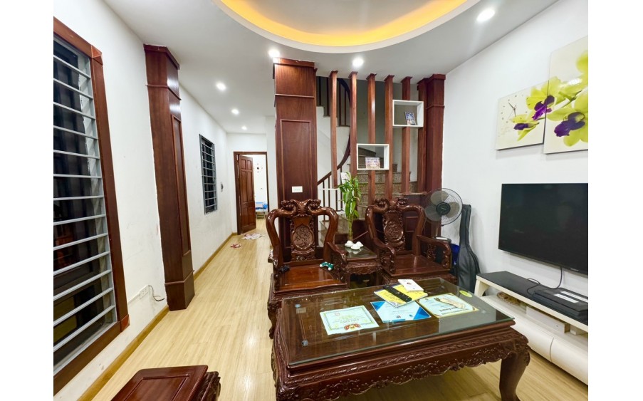 Linh Đường, 40m2, 5 Tầng, Lô Góc, ô tô, Hồ Linh Đàm sát nhà.Chỉ Nhỉnh 5 tỉ. LH 0904690958