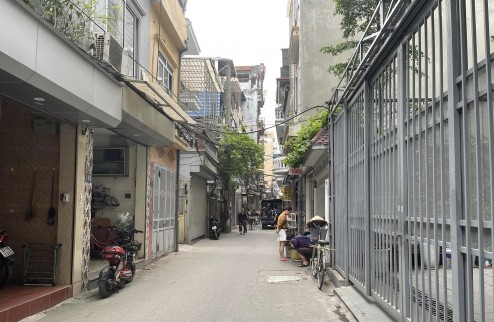 Bán đất tặng nhà C4 diện tích 54m2 tại ngõ 197 đường Hoàng Mai giá 6.6 tỷ