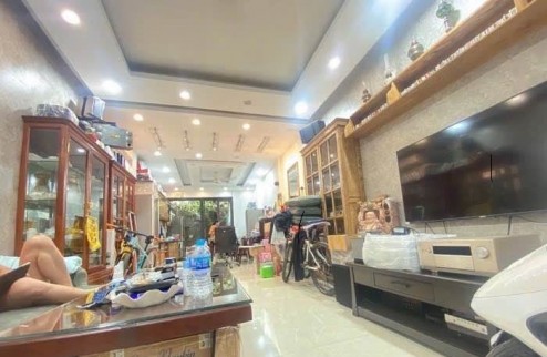 Bán nhà Ngô Xuân Quảng. 70m2 * 3 tầng * 6,1 tỷ. full nội thất. ô tô lùi cửa.