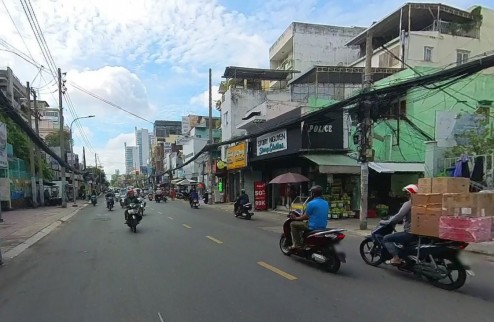 Nhà đẹp Cách Mạng Tháng Quận 3 gần ga Metro cách mặt tiền 3 căn