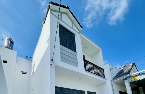 nhà lầu 6.5m x 15m sổ riêng thổ cư đường ô tô vào tận nhà