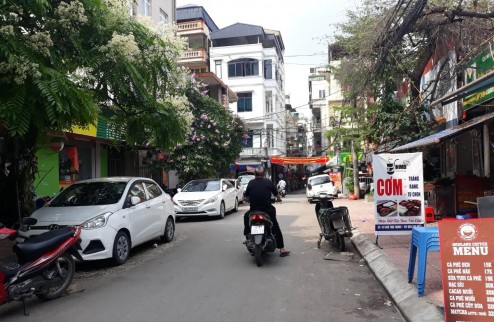 siêu phẩm Đường Láng nhà mặt ngõ nhưng như mặt phố,lô góc thông thoáng ba mặt, cạnh ủy ban phường. 30m2x 5 tầng mặt tiền 5.63m2 giá 7tỷ8