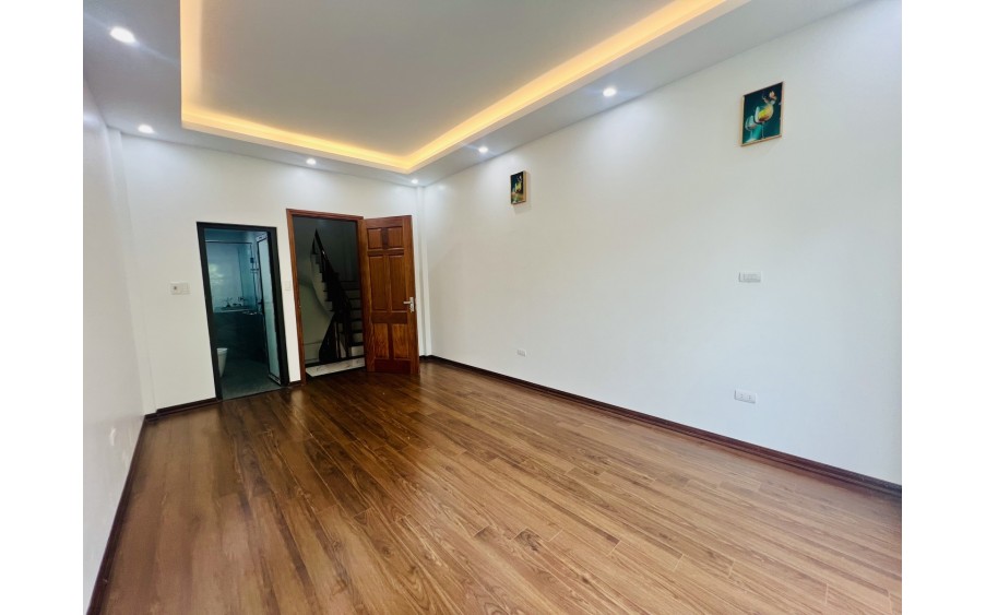 Tân Mai, 35m2, Nhà mới 5 tầng, Ô tô rất gần, Nhỉnh 5 tỉ, LH 0904690958