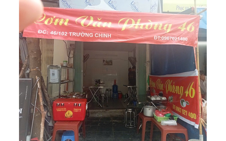 Sang nhượng quán cơm văn phòng đã đầy đủ đồ nghề để nấu cơm bún có lượng khách quen ổn định