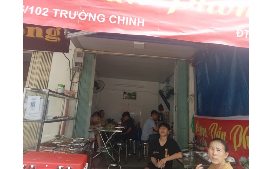 Sang nhượng quán cơm văn phòng đã đầy đủ đồ nghề để nấu cơm bún có lượng khách quen ổn định