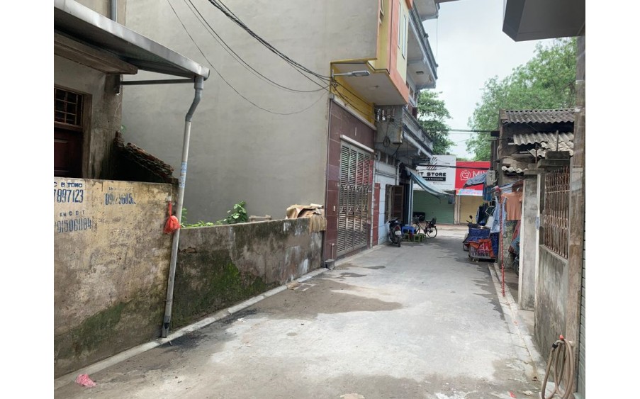 Bán căn nhà cấp 4 oto vào. Tại Ngọc Thuỵ Long Biên, vị trí đẹp, 5 phút qua phố, 35m², giá: 3.5 tỷ.