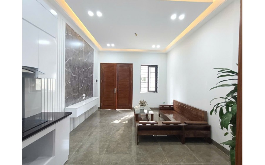 Cần Bán căn nhà 30m2, 5 tầng, giá chỉ 4,95 tỷ ,trên đường Nguyễn Văn Linh, Long Biên, 0902318197