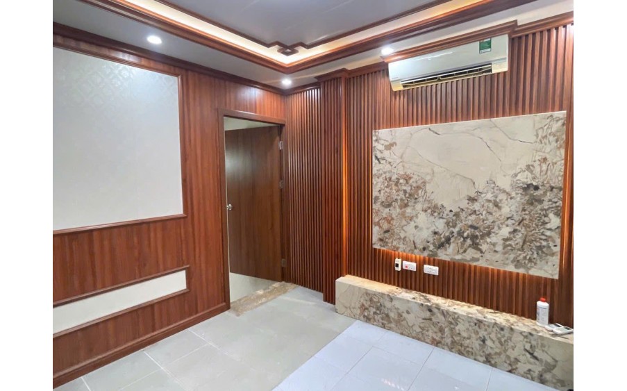 Bán căn tập thể tầng 1, 3 ngủ và 2Wc, Thanh Xuân Nam, Q Thanh Xuân, Hà Nội, Mặt đường ô tô tránh và đỗ trước cửa, kinh doanh tốt. Giá nhỉnh 4 tỷ