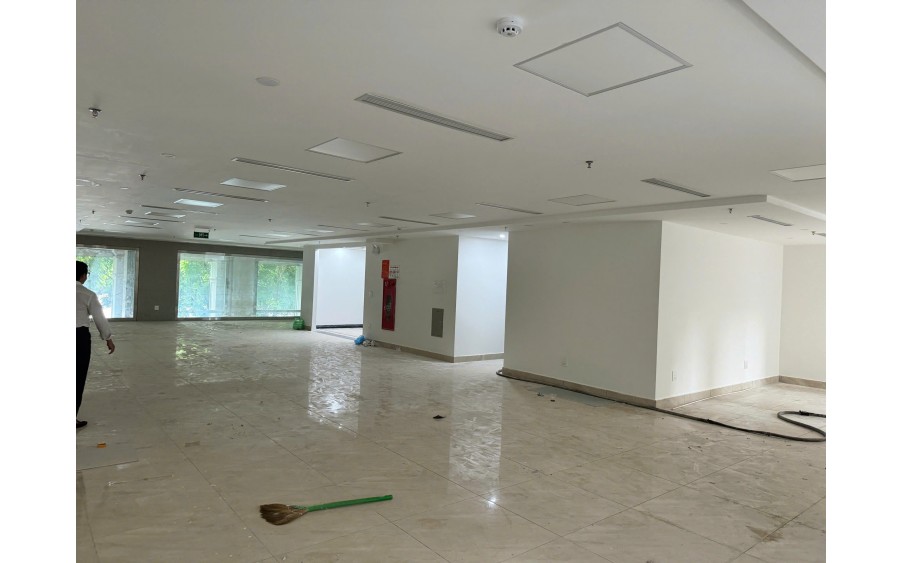 Văn Phòng Full Kính 110m2 Phố Trung Hoà, Cầu Giấy - 23 Tr/Tháng. Ô TÔ đỗ cửa