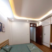 Nhà 5 tầng, cách 1 nhà ra ngõ ô tô tránh 3 gác, 7p lên BX Yên Nghĩa, gần trường học