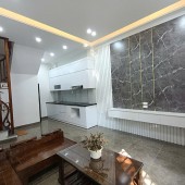 Cần Bán căn nhà 30m2, 5 tầng, giá chỉ 4,95 tỷ ,trên đường Nguyễn Văn Linh, Long Biên, 0902318197