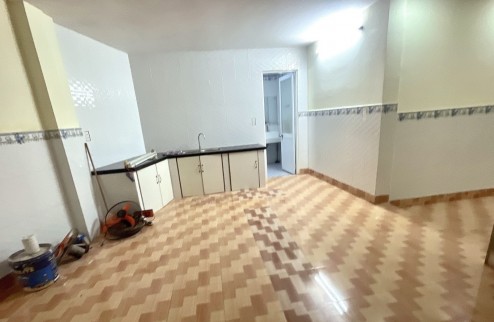 DIỆN TÍCH 76M2 CHỈ 4.65 TỶ, NHÀ 2 TẦNG NGANG 4.7 NỞ HẬU 8M DÀI 15M, NHÀ MỚI Ở NGAY, CÁCH PHẠM VĂN ĐỒNG 50M.