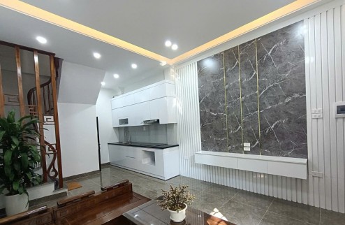 Cần Bán căn nhà 30m2, 5 tầng, giá chỉ 4,95 tỷ ,trên đường Nguyễn Văn Linh, Long Biên, 0902318197