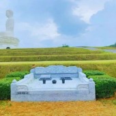 Bán khuôn viên mộ đơn diện tích 3,5m2. Giá 64 triệu bao gồm đầy đủ trọn gói bia mộ bằng đá và cảnh quan cây xanh. Miễn phí 50 năm chi phí chăm sóc mộ