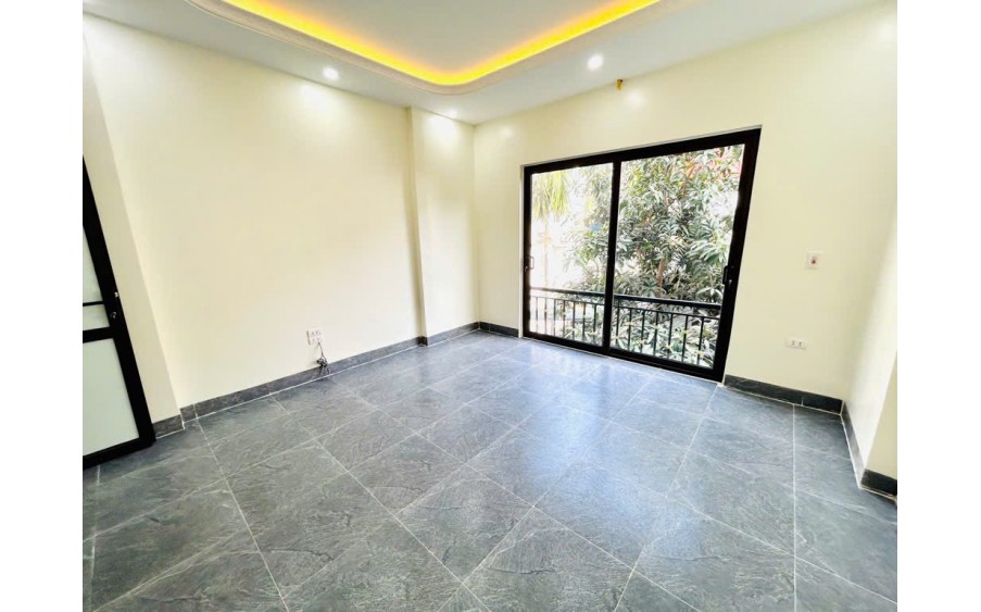 Bán nhà 5 tầng, 35m², Lĩnh Nam, Hoàng Mai, 6.85 tỷ, sổ đỏ, ô tô đỗ cửa qua nhà, gần trường đại học