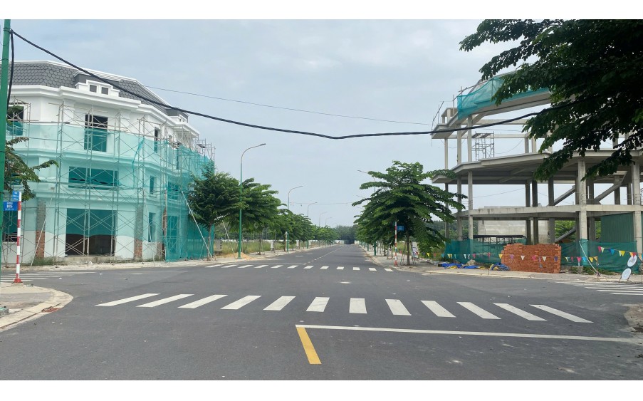 Nhà phố thương mại Hòa Lợi: Giá rẻ, pháp lý chuẩn, đầu tư là thắng!
Hoa Loi Commercial Townhouse: Affordable, Legal, and Profitable Investment!