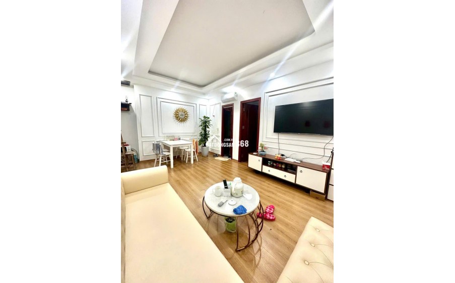 Cần bán căn hộ chung cư mặt đường Nghiêm Xuân Yêm, diện tích 73,6 m², thiết kế 3 phòng ngủ và 2 vệ sinh, ở tầng trung thoáng mát. Hướng căn hộ đón