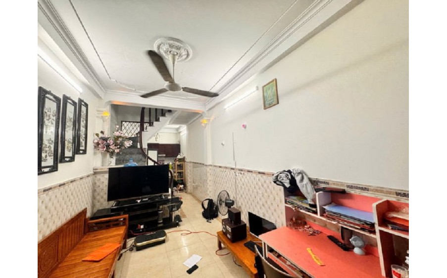Bán nhà Tân Mai - Hoàng Mai, DT 30M x 5 tầng. Có sân để xe, gần đường ô tô tránh