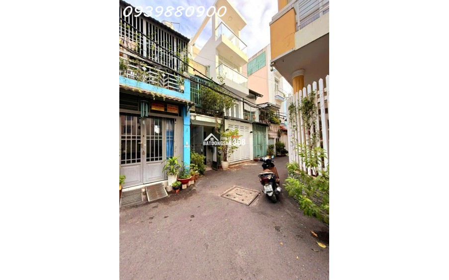 Oto ngủ trước cửa, hẻm 1 trục thông Hoàng Hoa Thám -> Nơ Trang Long.