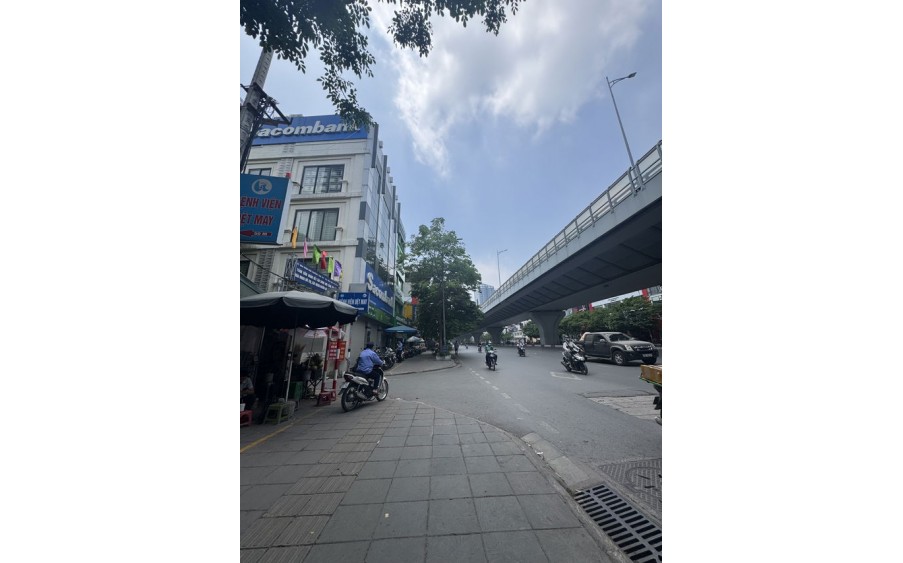 Bán nhà phố Minh Khai - Hai Bà Trưng. DT 107m x 3 tầng. Sát mặt phố Minh Khai, ô tô tránh