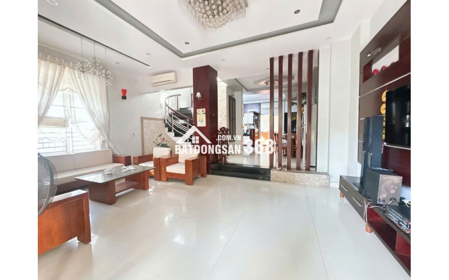 Căn biệt thự đẹp 2 mặt tiền gần sông Hàn, TP. Đà Nẵng