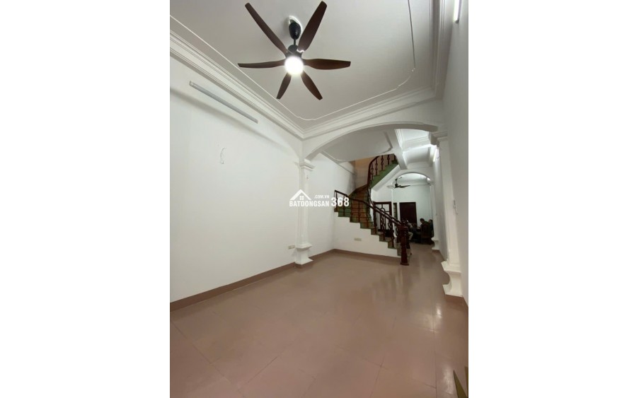 NHÀ NGUYỄN VĂN CỪ, 62m², 4PN, CÓ SÂN ĐỂ XE, GIÁ 9,5 TỶ.