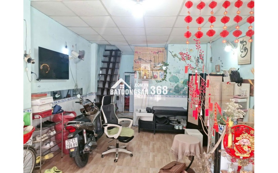 NHÀ QUẬN 7 
+ Kết Cấu Nhà: MT Đang Kinh Doanh gồm trệt, lầu, ST, gồm 2PN, 2WC, Sân Thượng, Bếp, Phòng Khách 
+ Phía sau có 8 Phòng Trọ Cho Thuê 
+