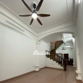 NHÀ NGUYỄN VĂN CỪ, 62m², 4PN, CÓ SÂN ĐỂ XE, GIÁ 9,5 TỶ.