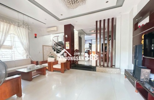 Căn biệt thự đẹp 2 mặt tiền gần sông Hàn, TP. Đà Nẵng