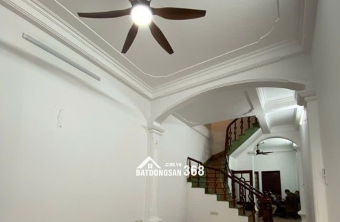 NHÀ NGUYỄN VĂN CỪ, 62m², 4PN, CÓ SÂN ĐỂ XE, GIÁ 9,5 TỶ.