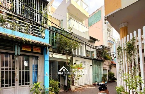 Oto ngủ trước cửa, hẻm 1 trục thông Hoàng Hoa Thám -> Nơ Trang Long.
