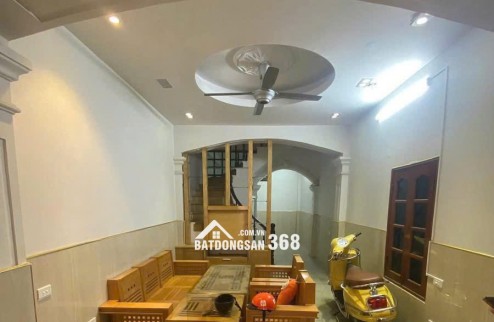 Bán nhà Xuân Thủy - 45m2 , mặt ngõ thông kinh doanh, lô góc, oto qua nhà