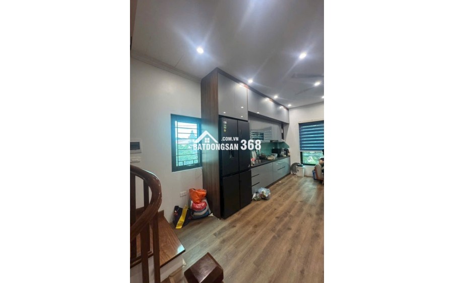 Nhà 5 tầng, ô tô tránh, view vĩnh viễn, gần BigC Long Biên