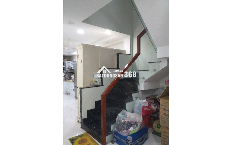 NHÀ 4 MẶT HẺM. VỊ TRÍ VIP _1BƯỚC RA MẶT TIỀN. CHỈ 10M LÊN XE HƠI.