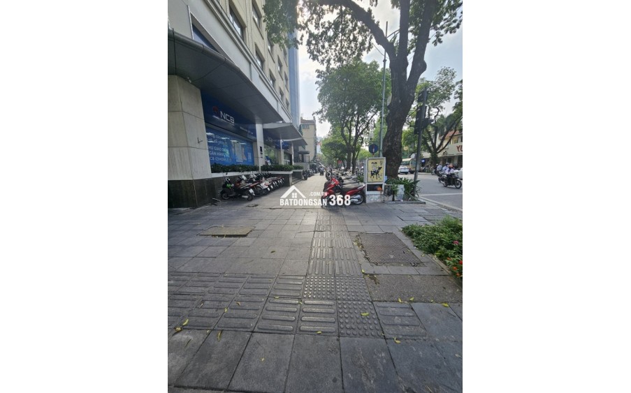 bán toà văn phòng phố Bà Triệu, P.Tràng Thi, Q.Hoàn kiếm, 2 mặt phố, lô góc, giá 750 tỉ