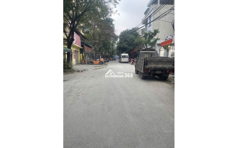 NHA DAN XAY- O TO DE NGAY DEM - GIAO THONG THUAN TIEN